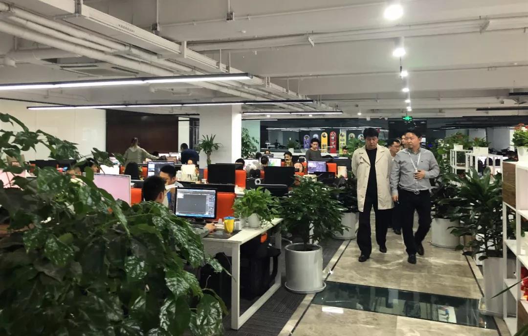 武侯区委常委、常务副区长张亚丹一行莅临PG娱乐国际参观调研