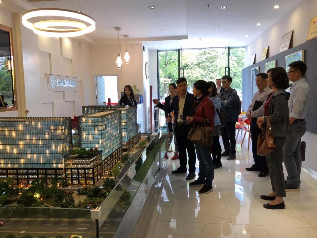 成都市委宣传部考察团一行调研PG娱乐视觉文创产业园区