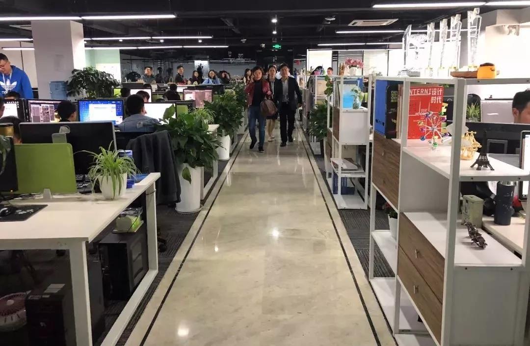 成都市委宣传部考察团一行调研PG娱乐视觉文创产业园区