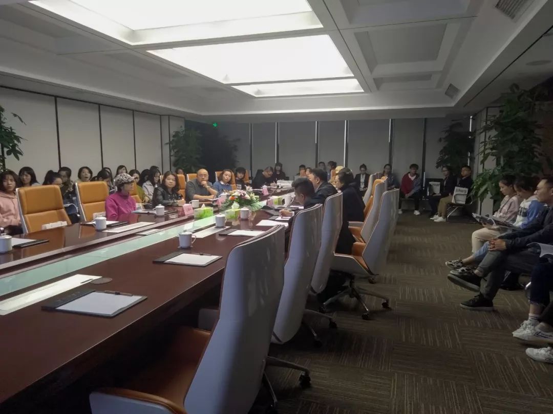 西华大学美术与设计学院院长张玉萍携研究生一行50人莅临PG娱乐参观考察
