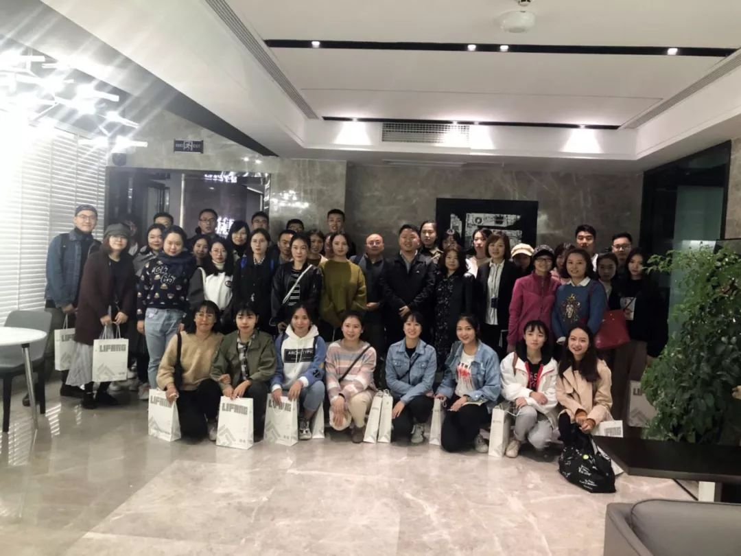 西华大学美术与设计学院院长张玉萍携研究生一行50人莅临PG娱乐参观考察